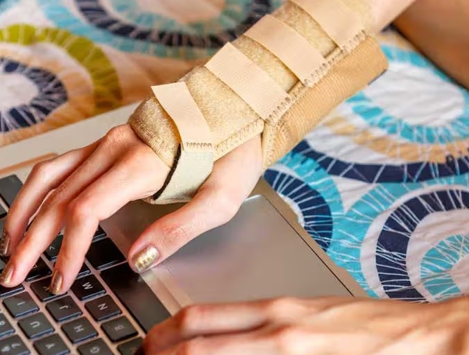 Une attelle de paume pourrait-elle changer la façon dont les gens gèrent la douleur du nerf du poignet
